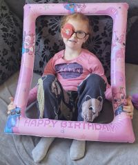 Holčička s okluzorem má narozeniny.