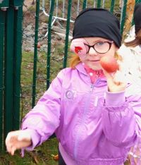 Holčička s okluzorem drží vajíčko.